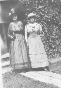 Clara and Aunt Linnie
